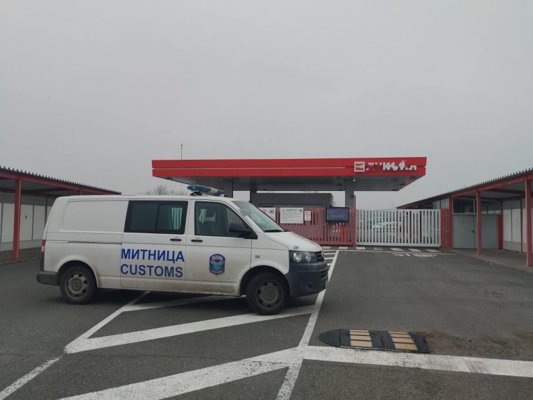 Митнически служители на проверка в данъчните складове на „Лукойл“