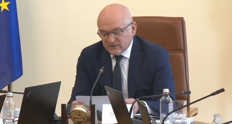 Коментар: Външно не е за аматьори