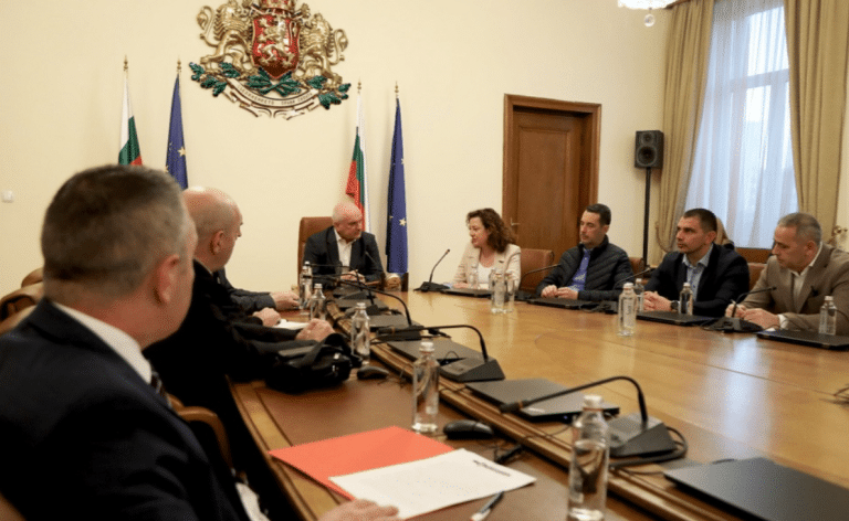 Среща при Главчев заради атаката на Иран срещу Израел: Няма непосредствена опасност за сигурността на България