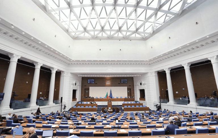 Депутатите гласуваха единодушно за по-високи заплати на военните