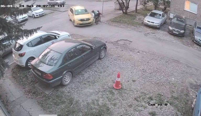 Видео: Таксиметров шофьор блъска нарочно майка с дете и изобщо не спира
