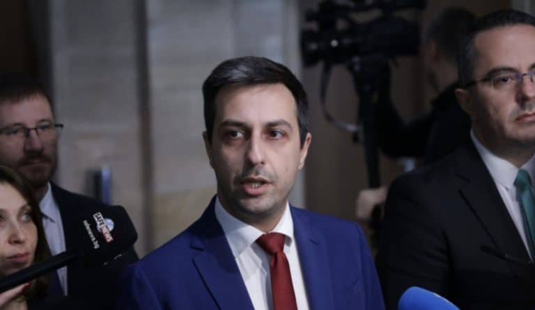 Николов: Щом президентът Румен Радев подкрепя искането за референдум, трябваше да слезе при протестиращите