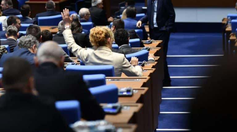 Парламентът ще гласува днес третия вот срещу кабинета „Желязков“