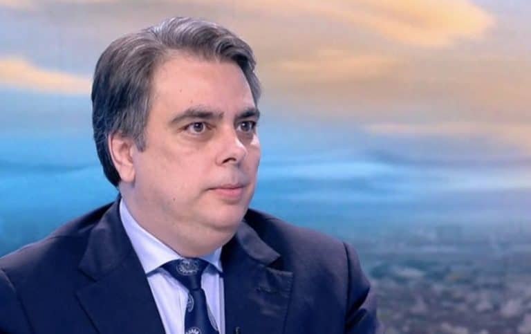 Асен Василев: Няма лошо, че Петков е звъннал да препоръча съпруга на Лена, и аз съм се обаждал така