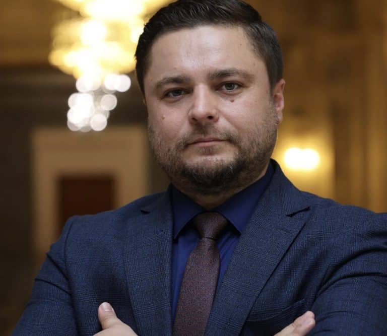 И Мюмюн Мюмюн напусна Доган