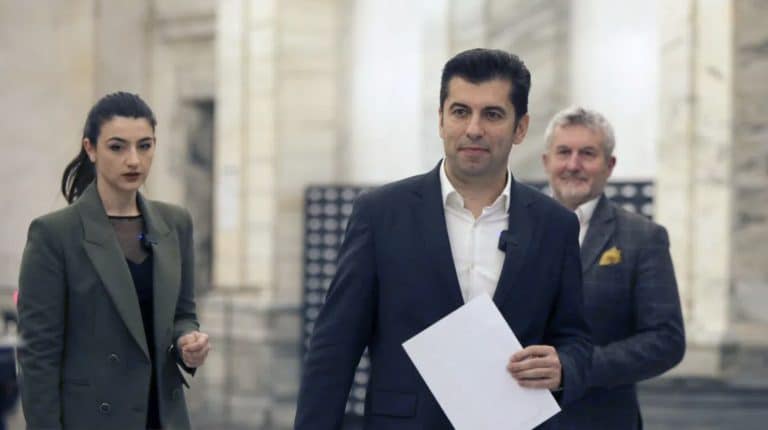 Виктор Димчев: Кирил Петков джентълменски застава пред своята приятелка Лена и я защитава